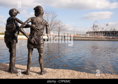 Skulpturen von Menschen platziert am Regents Kanal Blick auf das neue Olympiastadion für die Olympiade 2012 in London, kreative Kunstszene Stockfoto