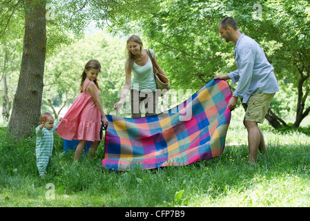 Familie Picknick auf der Wiese vorbereiten Stockfoto