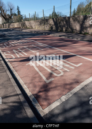 Schule Sicherheit Zone Straßenmarkierungen in der Nähe von Grundschule in Gloucestershire, England UK. Stockfoto