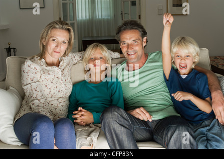 Familie auf Sofa sitzen, Porträt Stockfoto