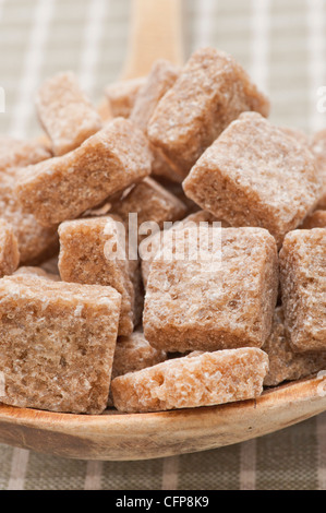 Brown Sugar Cubes auf einem Holzlöffel Stockfoto