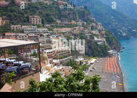 Restaurant mit Blick auf den Strand und Dorf, Positano, Amalfiküste, UNESCO-Weltkulturerbe, Kampanien, Italien, Mittelmeer, Europa Stockfoto