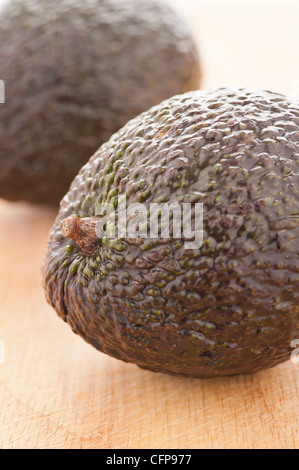 Nahaufnahme von zwei Reife avocados Stockfoto