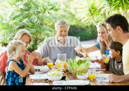 Mehr-Generationen-Familie frühstücken gemeinsam im freien Stockfoto