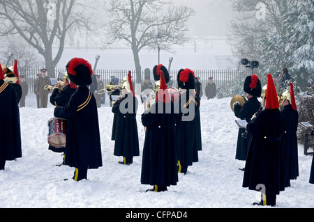 Musiker der Heavy Cavalry und Cambrai Band Royal Salute Im Winter Museum Gardens York North Yorkshire England Vereinigtes Königreich Großbritannien GB Großbritannien Stockfoto