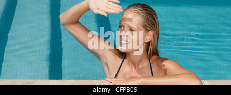 Frau im Pool entspannen, wegschauen und Schattierung Augen Stockfoto