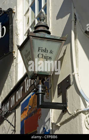 Nahaufnahme des Schildes für Fish and Chips vor dem Ladenschild England Großbritannien Großbritannien Großbritannien Großbritannien Großbritannien Großbritannien Großbritannien Großbritannien Großbritannien Großbritannien Großbritannien Großbritannien Stockfoto