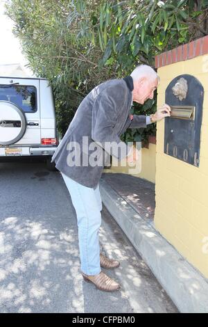 Zsa Zsa Gabor kehrt Heim zu ihrem Bel Air nach Hause zum 94. Geburtstag. Ihr Ehemann Frederic Prinz Von Anhalt spricht mit den Medien über ihren Zustand. Los Angeles, Kalifornien - 06.02.11 Stockfoto