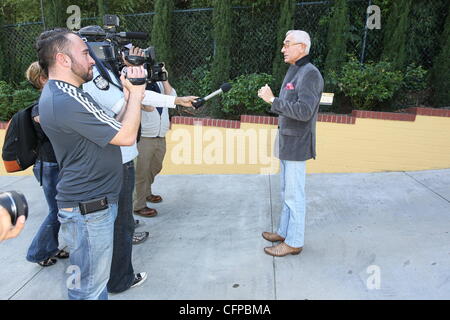 Zsa Zsa Gabor kehrt Heim zu ihrem Bel Air nach Hause zum 94. Geburtstag. Ihr Ehemann Frederic Prinz Von Anhalt spricht mit den Medien über ihren Zustand. Los Angeles, Kalifornien - 06.02.11 Stockfoto