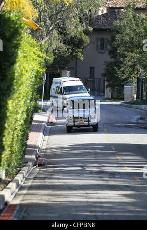 Zsa Zsa Gabor kehrt nach Hause zurück, um ihr Zuhause für ihren 94. Geburtstag Los Angeles, USA - 06.02.11 Bel-Air Stockfoto