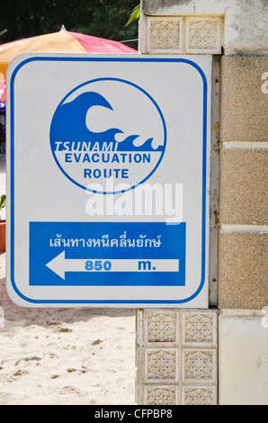 Tsunami Evakuierung Route Zeichen am Kamala Beach, Phuket, Thailand Stockfoto