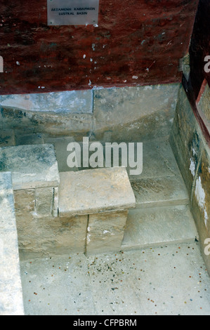 Knossos. Kreta. Griechenland. Blick auf die Stufen führen hinunter zu den Thronsaal Lustral Becken für Heilige Waschungen verwendet wurde Stockfoto