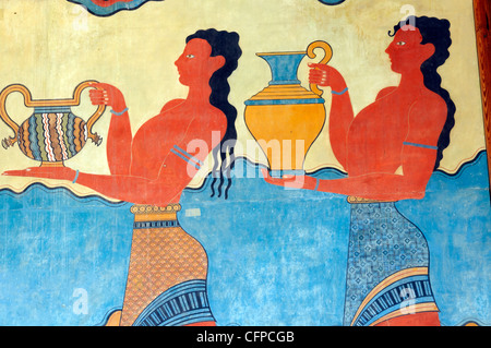 Knossos. Kreta. Griechenland. Blick auf der obersten Ebene der Mundschenk Fresko Kopie im Süden Pfeilerhalle in den Palast von Knossos. Stockfoto