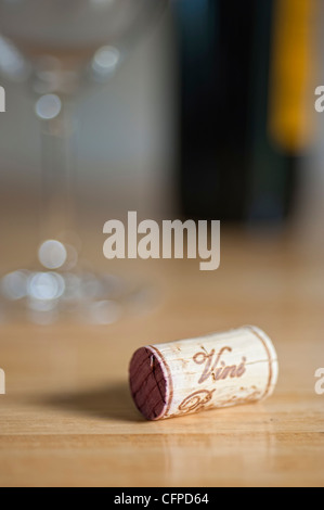 Weinkorken mit Glas und Flasche im Hintergrund Stockfoto