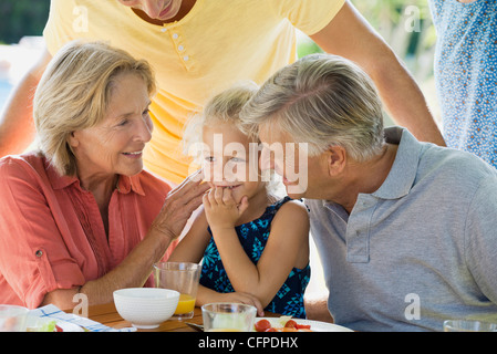 Mädchen und Großeltern, beschnitten Stockfoto