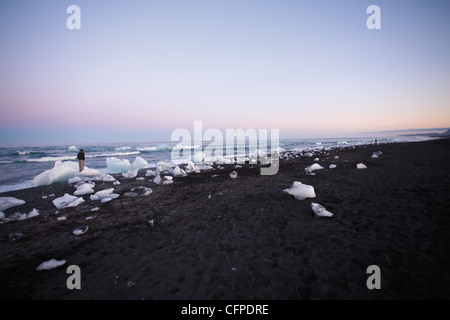 Große Stücke von Gletschereis angespült am Strand, Gletscherlagune Jökulsárlón, Island Stockfoto