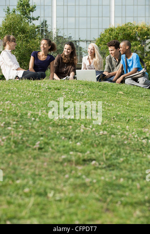 Junge Freunde verbringen Zeit im Freien auf dem Rasen, niedrigen Winkel Ansicht Stockfoto