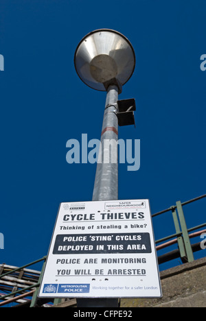 Metropolitanpolizei-Warnschild soll abschrecken Zyklus Diebe, Turnham Green, London, england Stockfoto