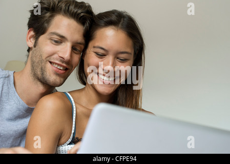 Junges Paar mit Laptop Computer zusammen, niedrigen Winkel Ansicht Stockfoto