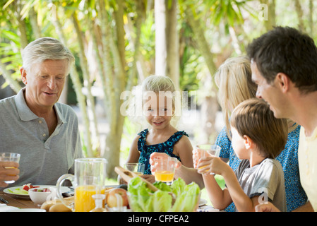 Mehr-Generationen-Familie im Freien zu frühstücken Stockfoto