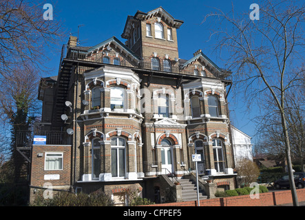 carisbrooke House, ein viktorianisches Haus im gotischen Stil in Ost-twickenham, middlesex, england, mit moderner Erdgeschosserweiterung nach links Stockfoto