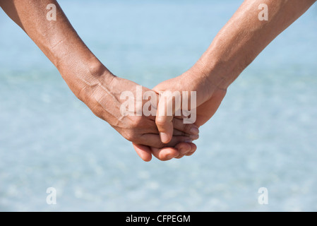 Paar Hand in Hand, beschnitten Stockfoto
