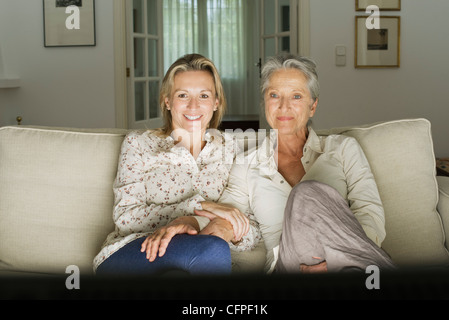 Mutter und Tochter im Wohnzimmer Fernsehen Stockfoto