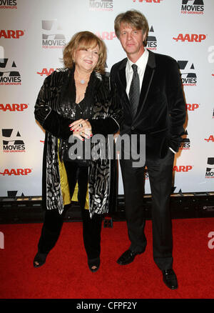 Brenda Vaccaro und ihr Ehemann Guy Hector AARP The Magazine der 10. jährlichen Filme für Erwachsene-Awards statt im Beverly Wilshire Hotel - Ankunft Los Angeles, Kalifornien - 07.02.11 Stockfoto