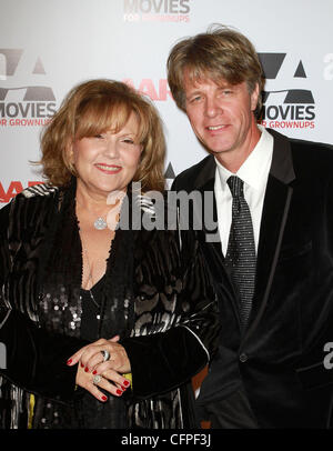 Brenda Vaccaro und ihr Ehemann Guy Hector AARP The Magazine der 10. jährlichen Filme für Erwachsene-Awards statt im Beverly Wilshire Hotel - Ankunft Los Angeles, Kalifornien - 07.02.11 Stockfoto