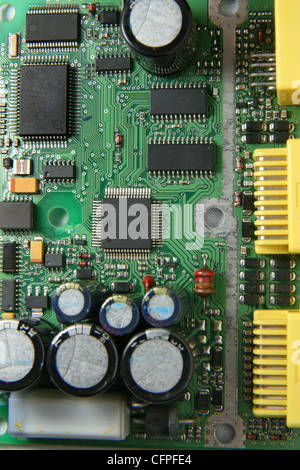 Eine Leiterplatte mit verschiedenen elektronischen Geräten darauf montierten. Stockfoto