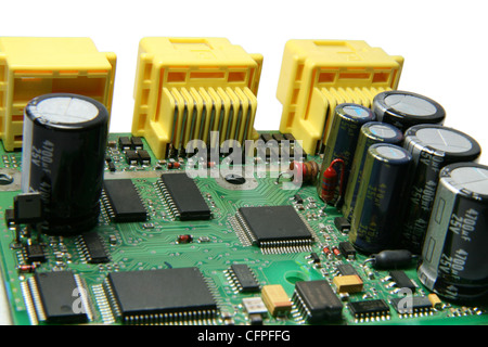 Eine Leiterplatte mit verschiedenen elektronischen Komponenten montiert. Stockfoto