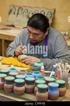 Rapid City, South Dakota - Dorian neuen Heiligen, ein Mitglied der Oglala Sioux, schafft bei Sioux Töpferei Keramik. Stockfoto