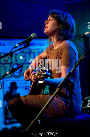 Emma ist Phantasie aka Emma Gillespie erklingt in HMV Next Big Thing in The Garage. London, England - 06.02.11 obligatorisch Credit: WENN.com Stockfoto