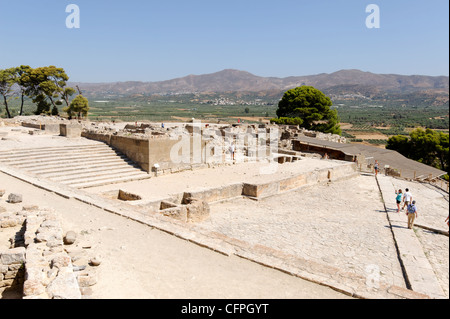 Phaistos. Kreta. Griechenland. Blick auf drei Ebenen der Palast von Phaistos, die prächtig auf felsigen Kamm mit Blick auf stationiert wird Stockfoto