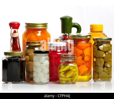 Gläser von Obst- und Gemüsekonserven Stockfoto