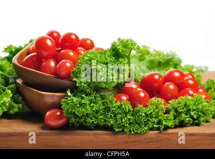 Cherry-Tomaten und Salatblätter, Nahaufnahme Stockfoto