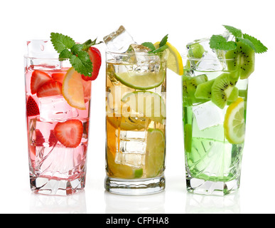 Gläser-Drink mit Eis und Früchten auf weißem Hintergrund Stockfoto
