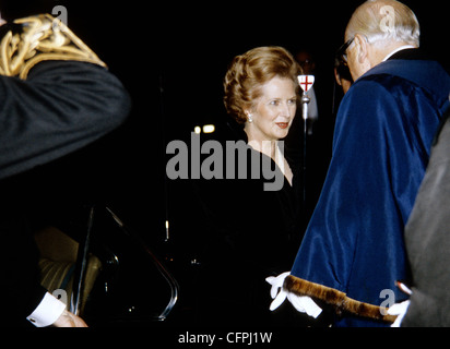 MARGARET THATCHER KOMMT IN DER LONDONER GUILD HALL FÜR DIE JÄHRLICHEN OBERBÜRGERMEISTER; S-BANKETT-UK Stockfoto