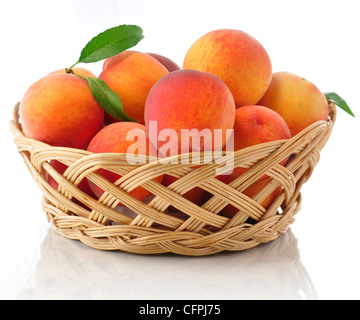 frische Pfirsiche in einem Korb Stockfoto