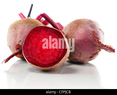 rohen Rüben auf weißem Hintergrund Stockfoto