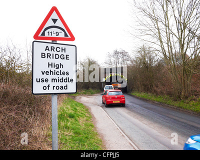 Verkehrszeichen Achtung einer niedrigen Eisenbahnbrücke Stockfoto