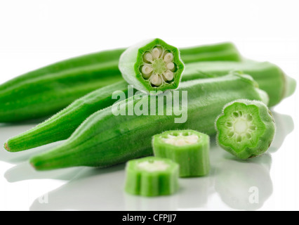 frische Okra auf weißem Hintergrund, Nahaufnahme Stockfoto