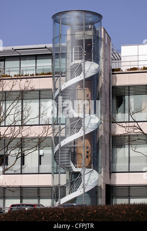 Büros mit beiliegenden externen Spirale Treppe Feuerleiter Stockfoto