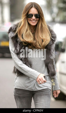 Elle Macpherson macht ihren Weg nach Hause nach der Einnahme ihrer Kinder nach Schule London - 09.02.11 Stockfoto