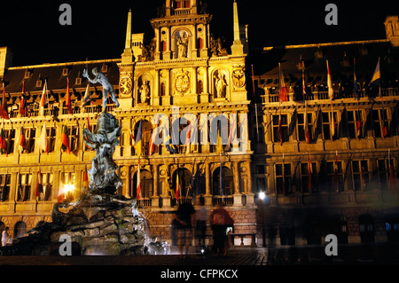 Belgien, Flandern, Antwerpen, Grote Markt, Rathaus und Brabo-Brunnen in der Nacht Stockfoto