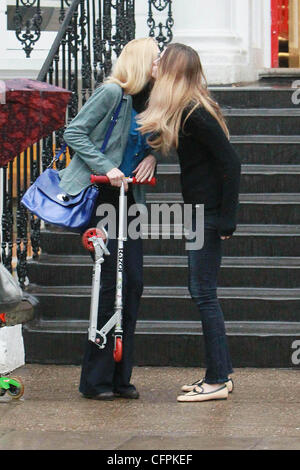 Claudia Schiffer und Elle Macpherson geben einander einen Kuss auf die Wange nach mit einem Chat außerhalb ihres Kindes School London, England - 10.02.11 Stockfoto