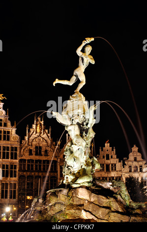 Belgien, Flandern, Antwerpen, Grote Markt Platz, Brabo-Brunnen in der Nacht Stockfoto