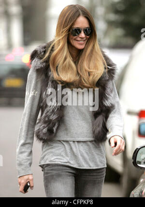 Elle Macpherson macht ihren Weg nach Hause nach der Einnahme ihrer Kinder nach Schule London - 09.02.11 Stockfoto