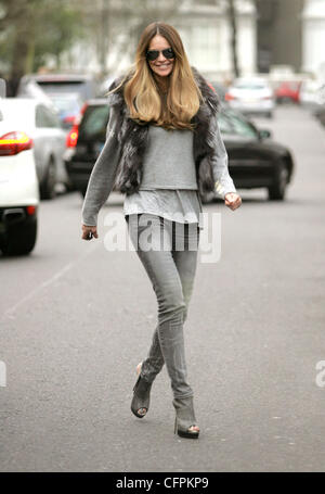 Elle Macpherson macht ihren Weg nach Hause nach der Einnahme ihrer Kinder nach Schule London - 09.02.11 Stockfoto