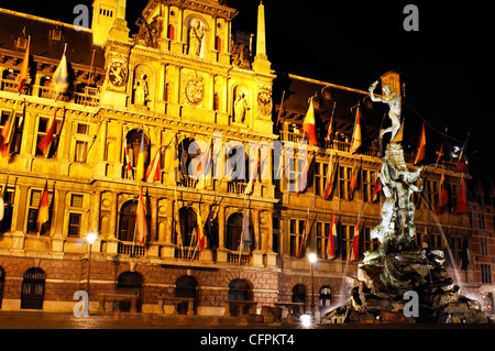 Belgien, Antwerpen. Grote Markt, Rathaus und Brabo-Brunnen in der Nacht Stockfoto